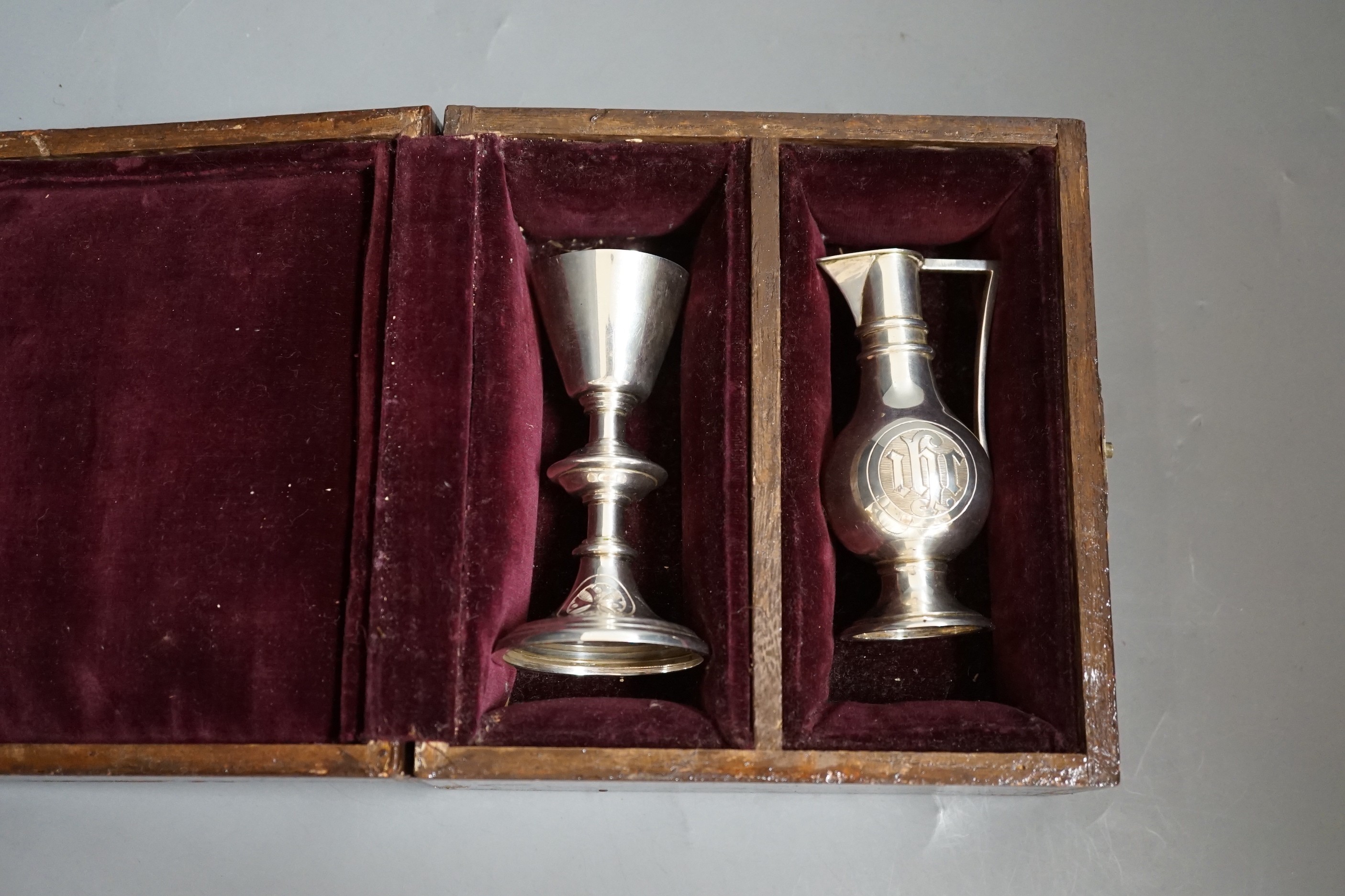 A boxed Edwardian silver two piece communion set, Jones & Willis Ltd, London, 1905, chalice 10.1cm.